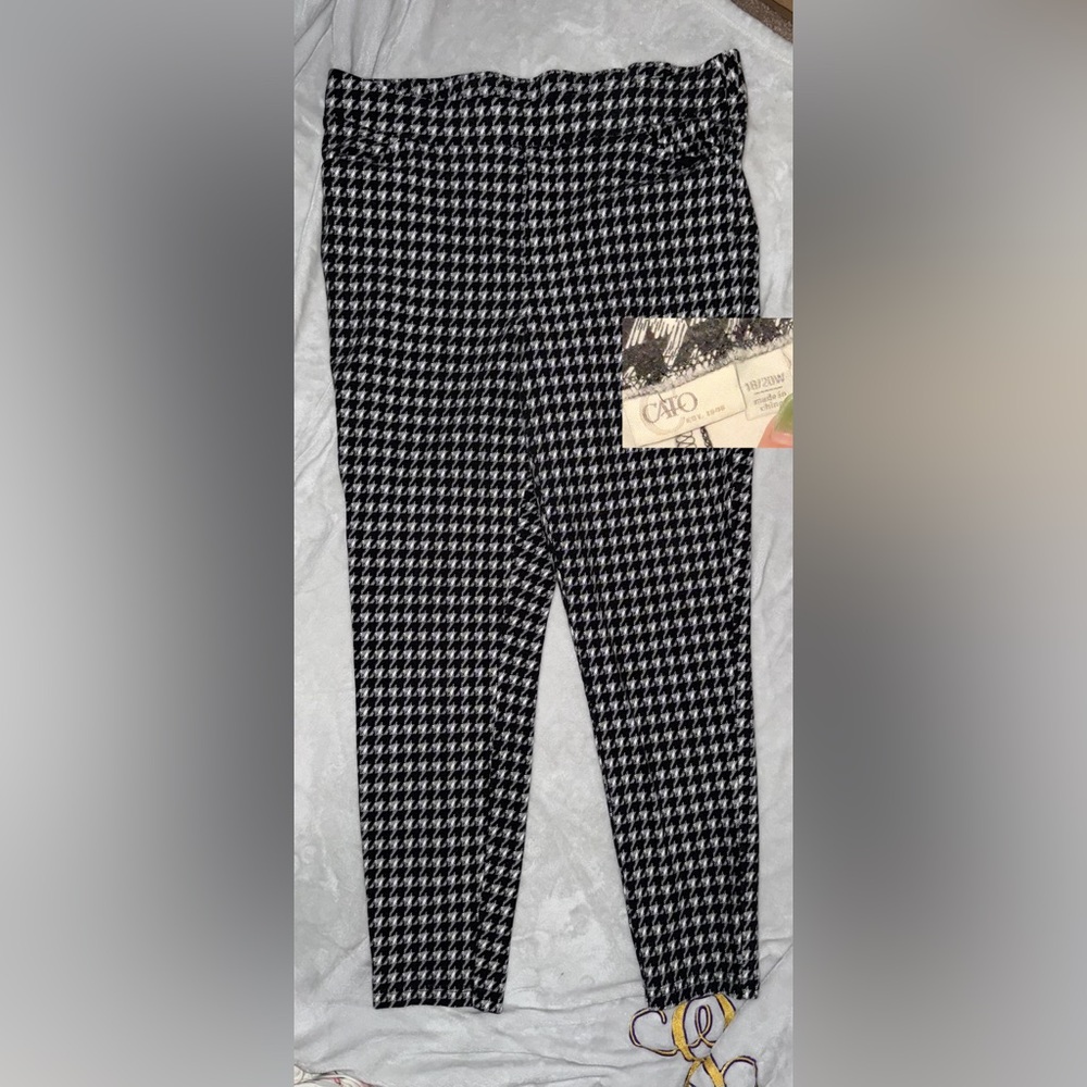Plus size houndstooth pointe leggings